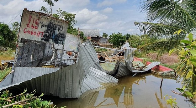 Ảnh hưởng mưa lớn, khiến nhiều căn nhà tại Cà Mau sập, tốc mái. Ảnh: Nhật Hồ