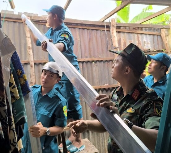 Helping people rebuild their houses affected by rain and tornadoes in Vinh Trach commune, Bac Lieu city, Bac Lieu province. Photo: Nhat Ho