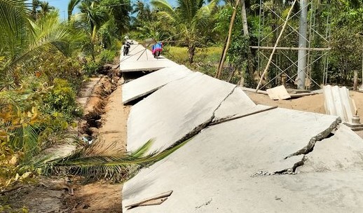 Many roads in Tran Van Thoi district, Ca Mau province will seriously erode in the dry season of 2024. Photo: Nhat Ho