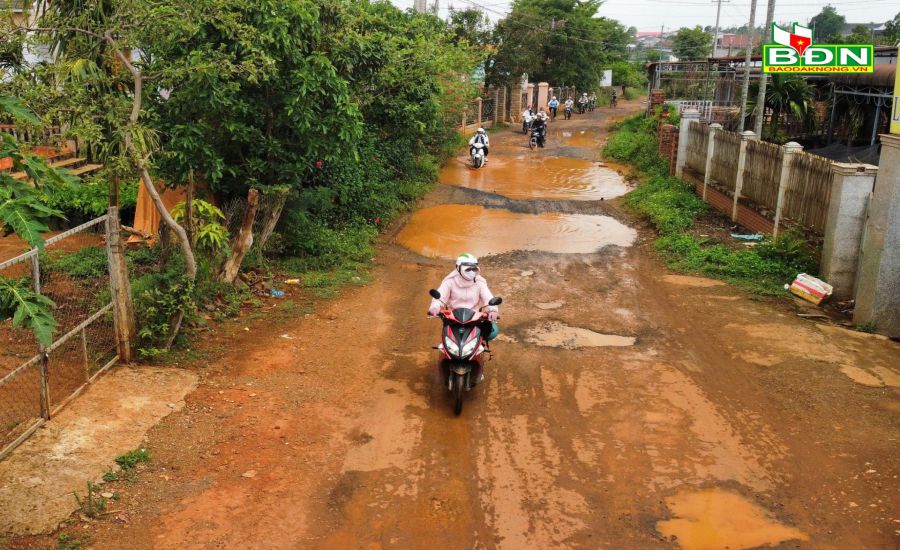 Việc đường giao thông không được cải tạo, nâng cấp đã khiến cho đời sống kinh tế - xã hội của người dân gặp nhiều khó khăn. Ảnh: Thanh Hà