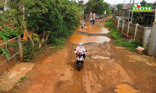 Việc đường giao thông không được cải tạo, nâng cấp đã khiến cho đời sống kinh tế - xã hội của người dân gặp nhiều khó khăn. Ảnh: Thanh Hà