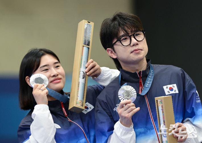 Park Ha-jun and Geum Ji-hyeon won the gold medal for Korean shooting on July 27. Photo: No Cut News