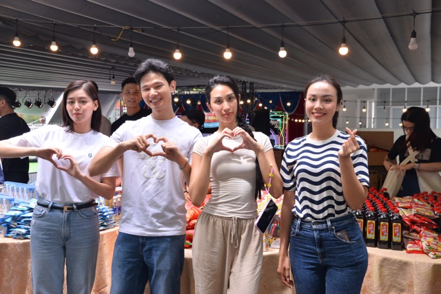 Á hậu Thủy Tiên và các đồng nghiệp hỗ trợ trẻ em đến trường. Ảnh: BTC.