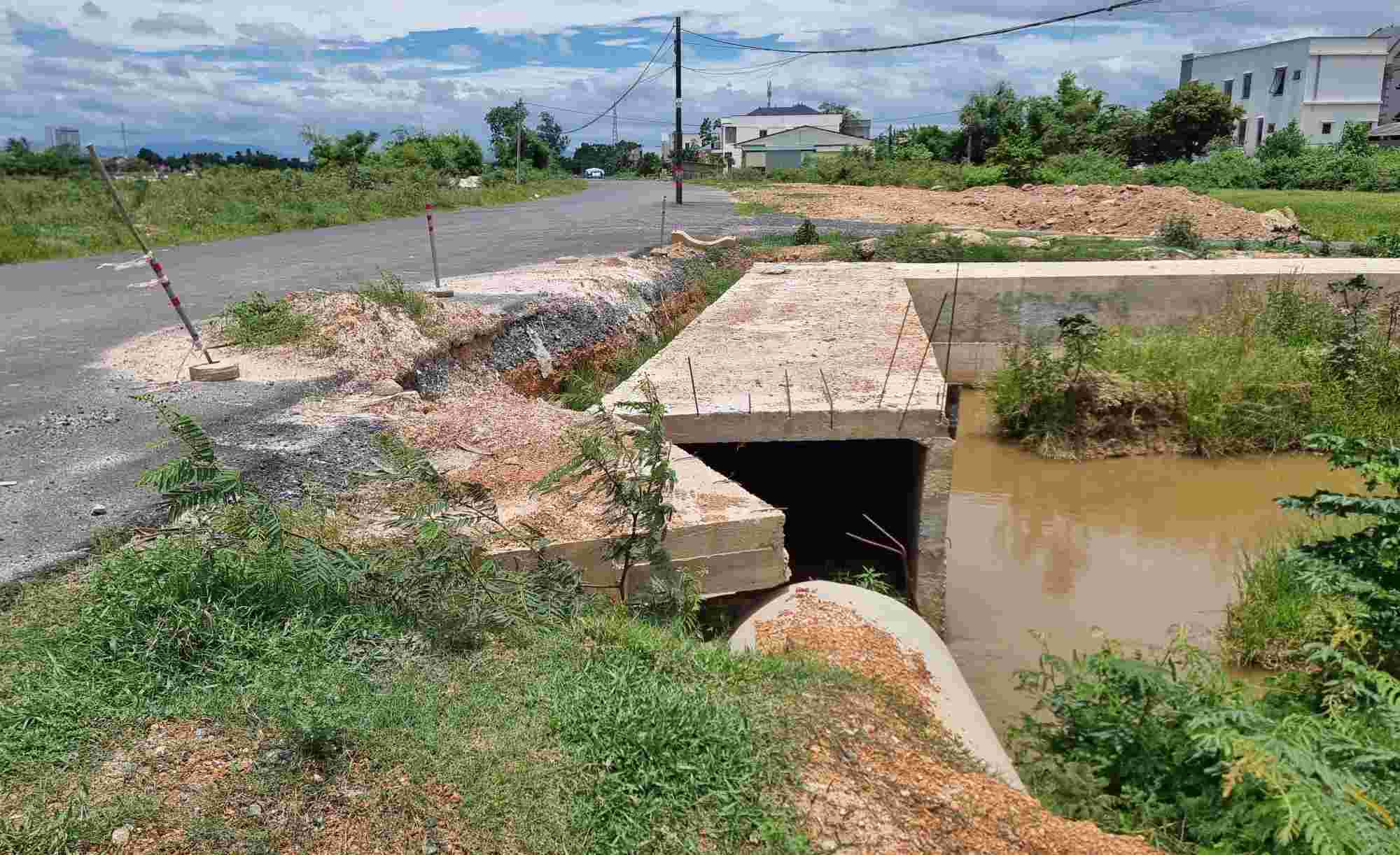 Một hạng mục trên đường Trần Nguyên Hãn thi công dang dở, hiện máy móc và nhân công đã rút hết. Ảnh: Hưng Thơ