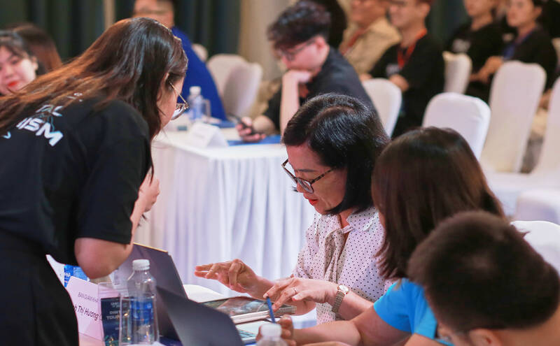 Ms. Huynh Thi Huong Lan - Deputy Director of the Tourism Promotion Center, Da Nang Department of Tourism (wearing glasses) highly appreciated the students' technology ideas. Photo: Nguyen Linh