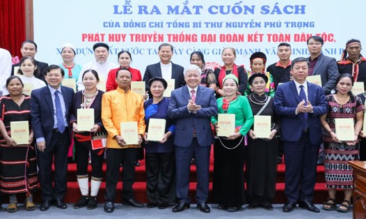 Chủ tịch Ủy ban Trung ương Mặt trận Tổ quốc Việt Nam Đỗ Văn Chiến tặng sách của Tổng Bí thư Nguyễn Phú Trọng về đại đoàn kết toàn dân tộc cho các đại biểu tại Lễ ra mắt sách. Ảnh: T.Vương