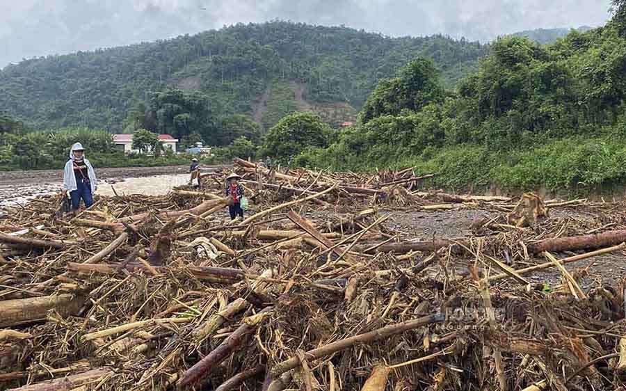 Lực lượng chức năng tỉnh Điện Biên đã phát hiện 2 thi thể trong số 5 người mất tích do mưa lũ. Ảnh: Quang Đạt