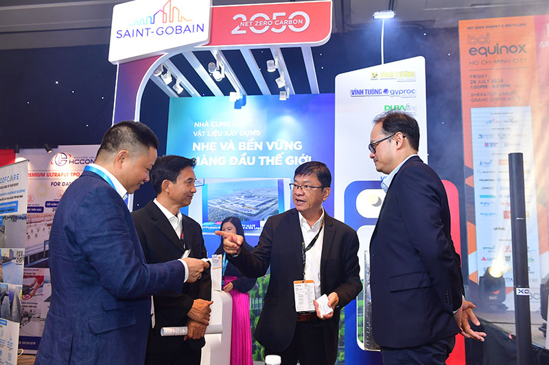 Lors de l'evenement BCI Equinox 2024 de nombreux experts ont ete presentes aux solutions de materiaux durables de Saint-Gobain Vietnam. Photo : DN fourni