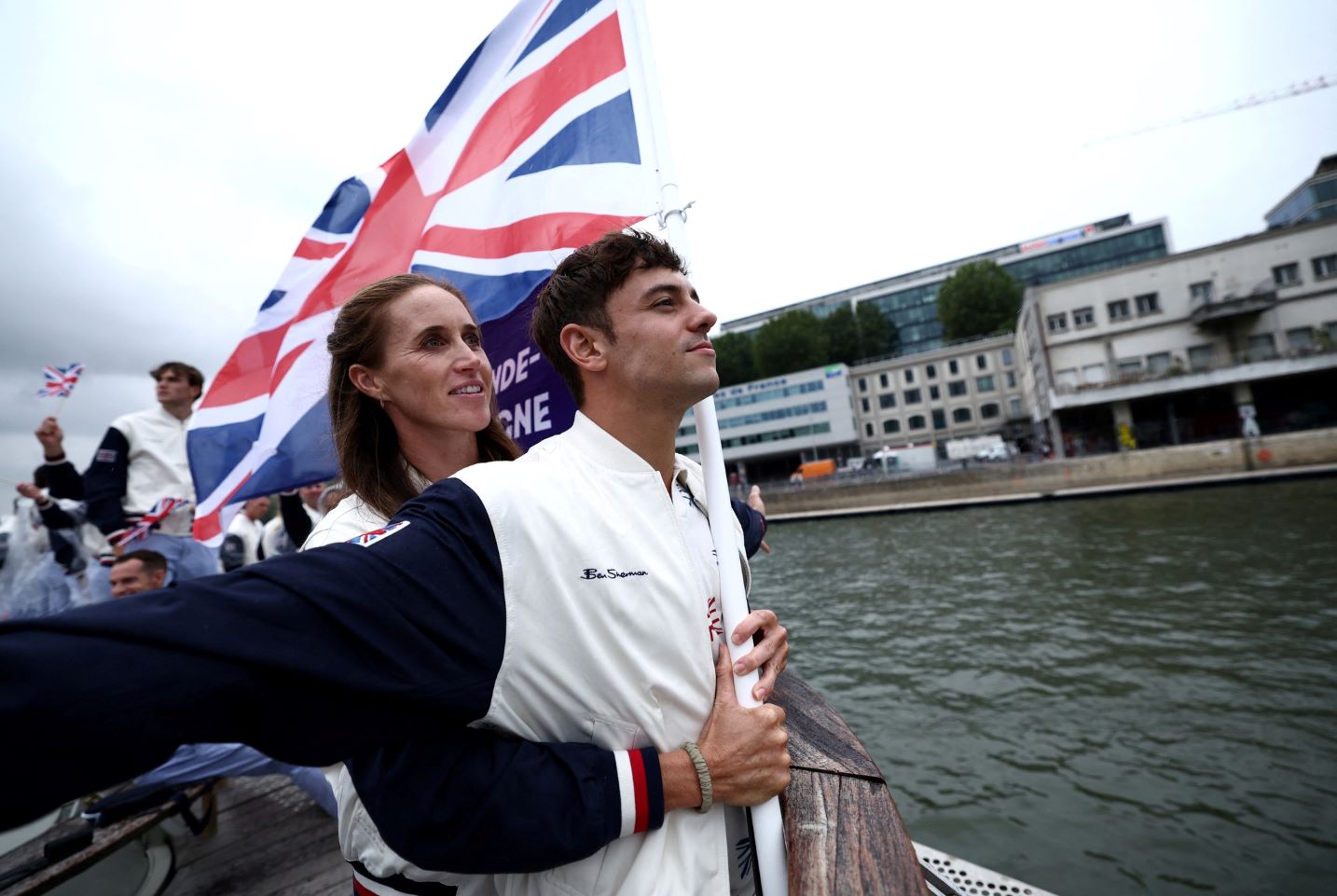 Tom Daley và đồng đội diễn lại phân cảnh nổi tiếng trong “Titanic“. Ảnh: Reuteurs