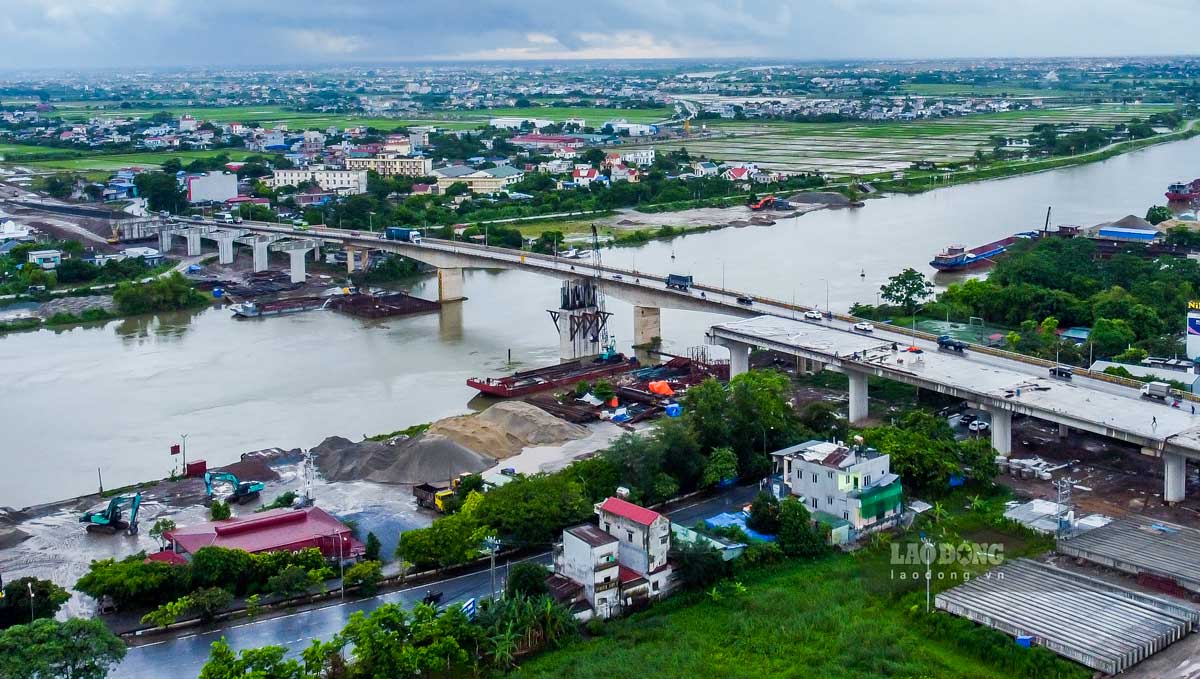 Dự án xây dựng tuyến đường bộ mới Nam Định - Lạc Quần - đường bộ ven biển có quy mô đường cấp 1 đồng bằng, vận tốc thiết kế 100km/h, bề rộng nền đường 39m, mặt đường 8 làn xe. Thiết kế đồng bộ các công trình cầu, cống trên tuyến đảm bảo phù hợp với quy mô cấp đường, trong đó có cầu Lạc Quần, giữ nguyên cầu cũ, xây dựng mới 1 đơn nguyên có chiều rộng B= 17m bên phải cầu cũ (về phía hạ lưu sông Ninh Cơ).