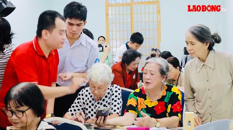 Lớp học công nghệ cho người già ở TPHCM. Ảnh: Như Quỳnh.