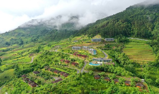 Thung lũng Tú Lệ hiện có rất nhiều khu nghỉ dưỡng - ngắm trọn khung cảnh hùng vĩ của Tây Bắc để du khách lựa chọn. Ảnh: Việt Trung