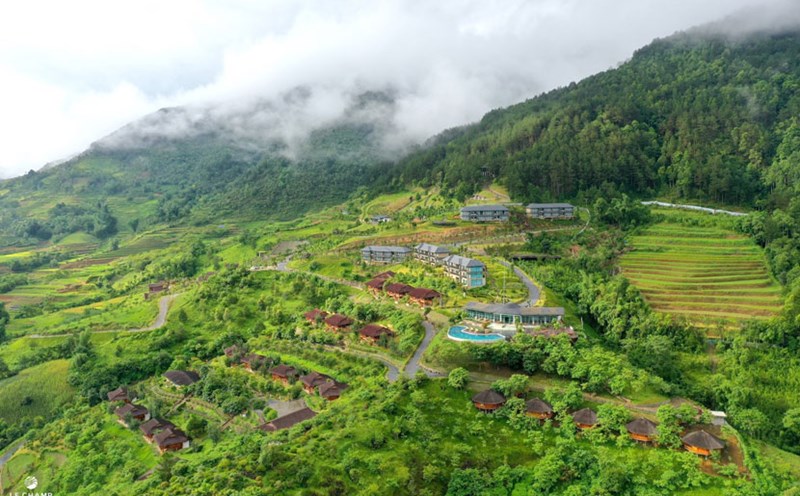 Thung lũng Tú Lệ hiện có rất nhiều khu nghỉ dưỡng - ngắm trọn khung cảnh hùng vĩ của Tây Bắc để du khách lựa chọn. Ảnh: Việt Trung