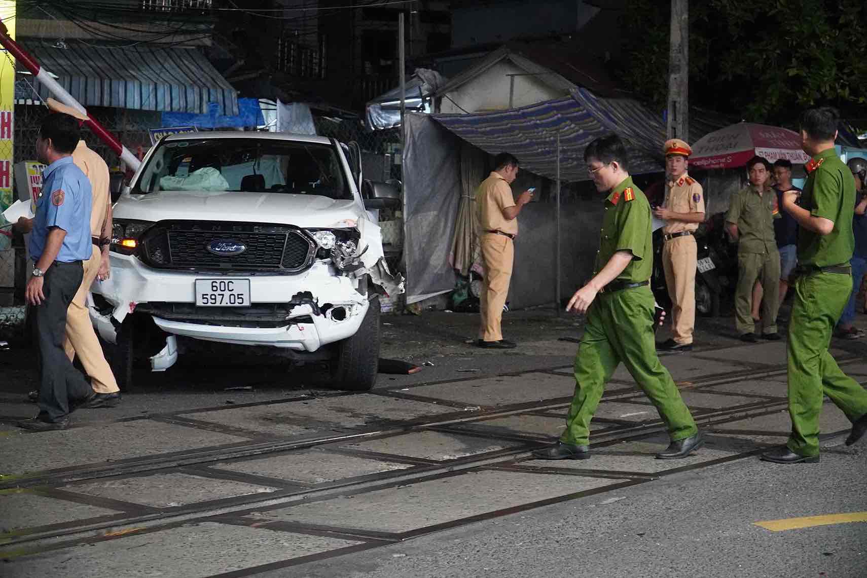 Hiện trường vụ tai nạn va chạm tàu hỏa và xe bán tải ở Biên Hòa. Ảnh: HAC