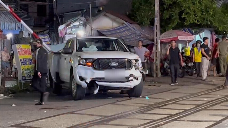 Hiện trường xe bán tải va chạm trực diện xe lửa khiến 2 người tử vong