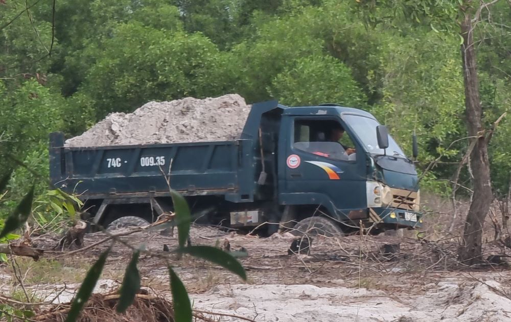 Xe ôtô tải chở đầy cát trắng khai thác trái phép. Ảnh: Hưng Thơ.