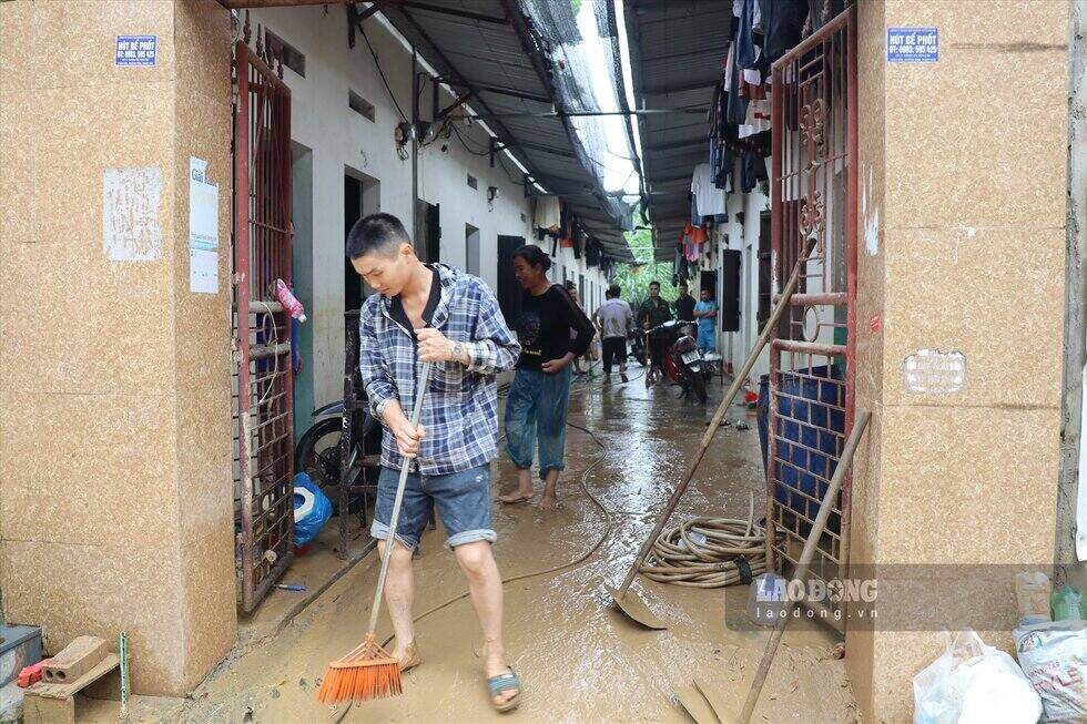 Đợt mưa lũ tháng 9.2022 cũng khiến nhiều khu trọ công nhân KCN Lương Sơn ngập úng, bùn đất tràn vào phòng. Ảnh: Khánh Linh