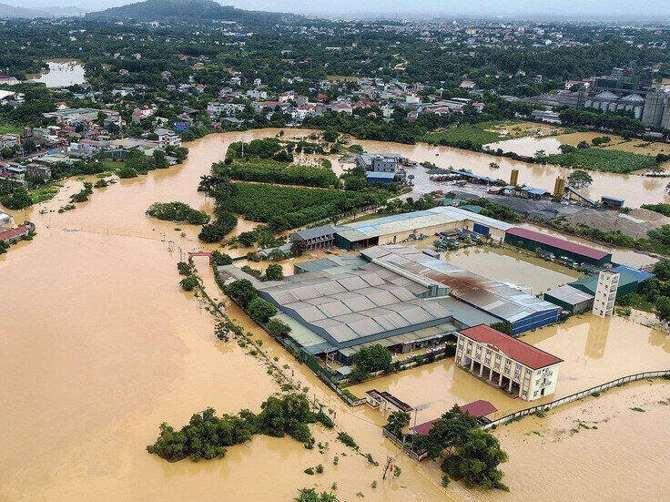 The heavy rain lasted from the night of July 23 to the early morning of July 24, causing serious flooding in Luong Son district, Hoa Binh province. Photo: Trong Dat