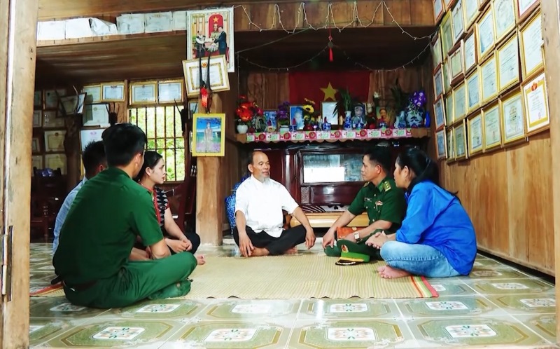 Bộ đội biên phòng được tăng cường về các xã vùng biên Quảng Nam đã giúp đỡ cho đồng bào sinh kế thoát nghèo. Ảnh: Hoàng Bin 