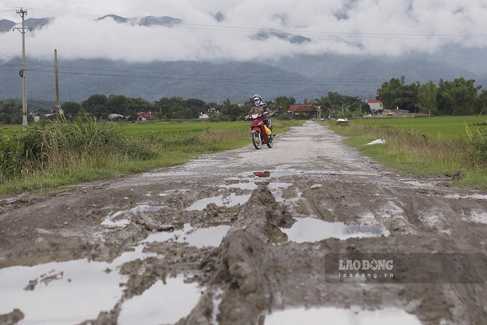 However, people's lives here are being seriously affected by the serious deterioration of the main road from National Highway 12 to the commune center.