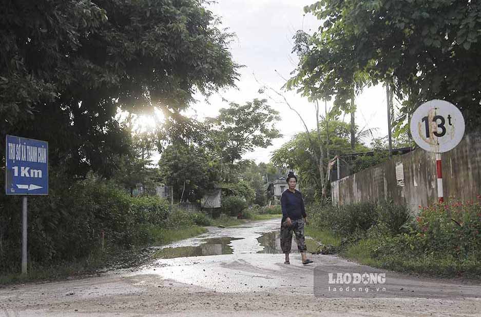 When unable to travel via the main road, some Thanh Chan residents were forced to switch to the branch route.
