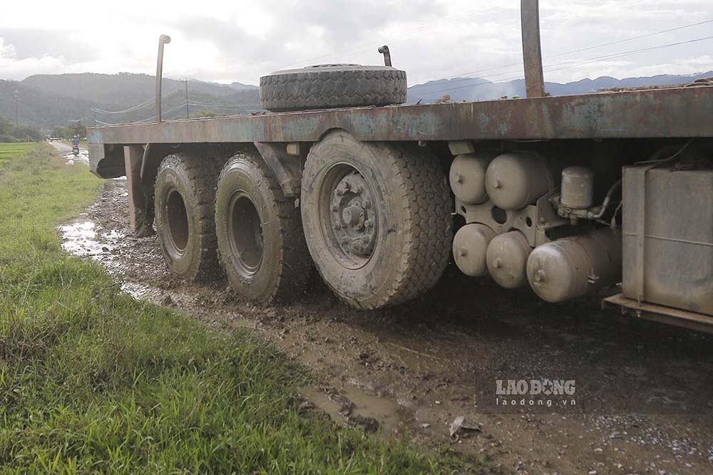 Talking to a reporter from Lao Dong Newspaper, Mr. Pham Van Quang in Viet Thanh 4 village, Thanh Chan commune, said that construction businesses in the area often use trucks carrying soil, rock and construction materials to pass through. leading to serious deterioration of the road.
