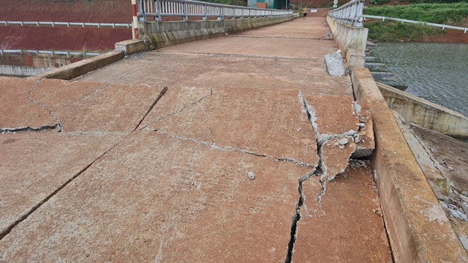 Hồ thủy lợi Đắk N'ting bị sụt lún nhưng cơ quan chức năng chưa giám định được nguyên nhân. Ảnh: Bảo Lâm