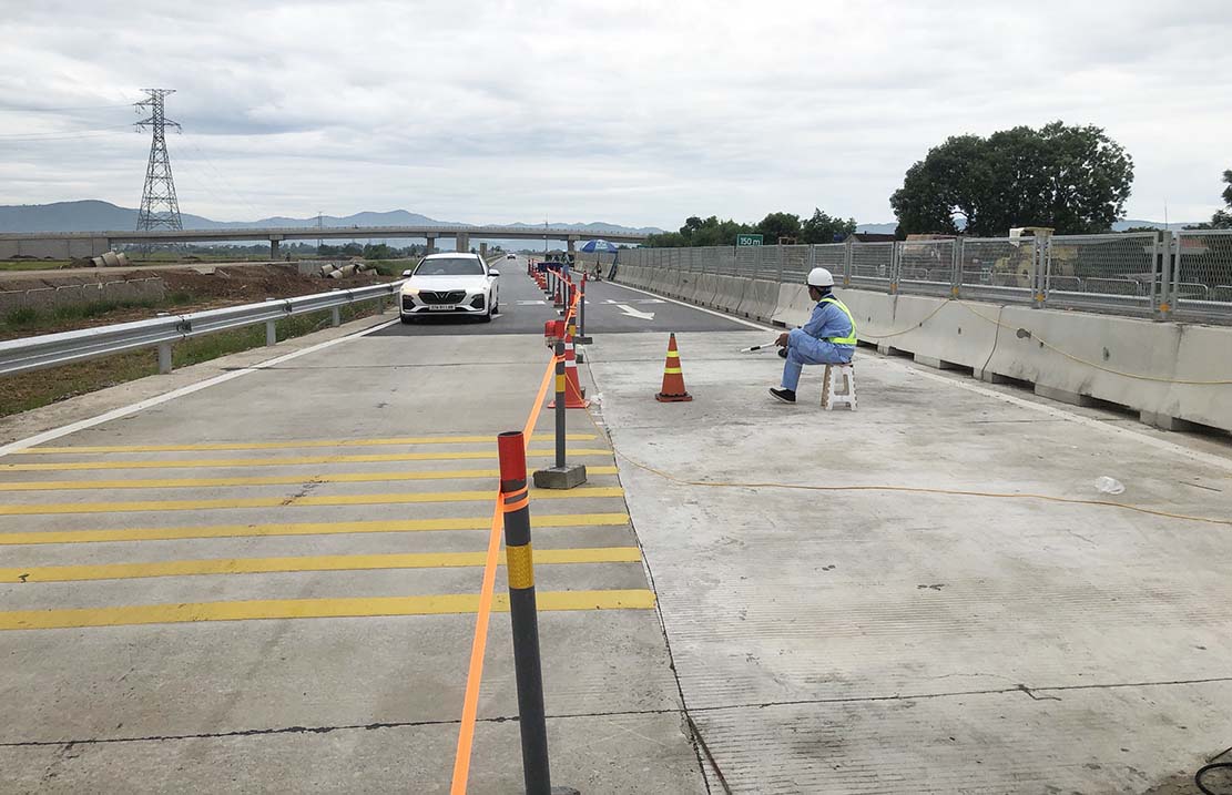 Nhà thầu đang thi công đảo thu phí tại cao tốc Diễn Châu - Bãi Vọt. Ảnh: Quang Đại