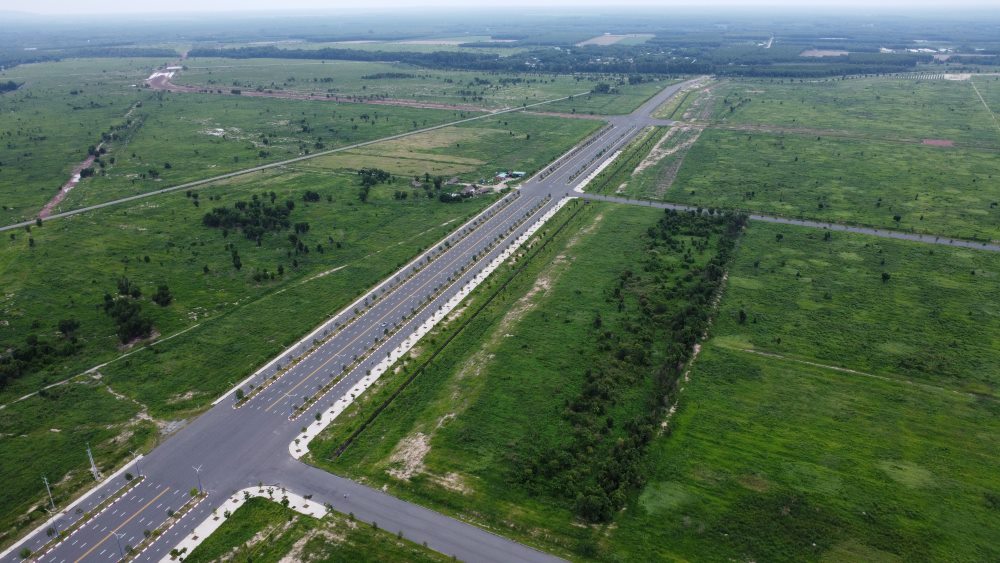 The 10-lane road was built to connect to Cay Truong Industrial Park. Photo: Dinh Trong