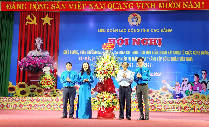 Representative of the Cao Bang Provincial Party Committee presents flowers to congratulate the Provincial Labor Federation. Photo: Tan Van.