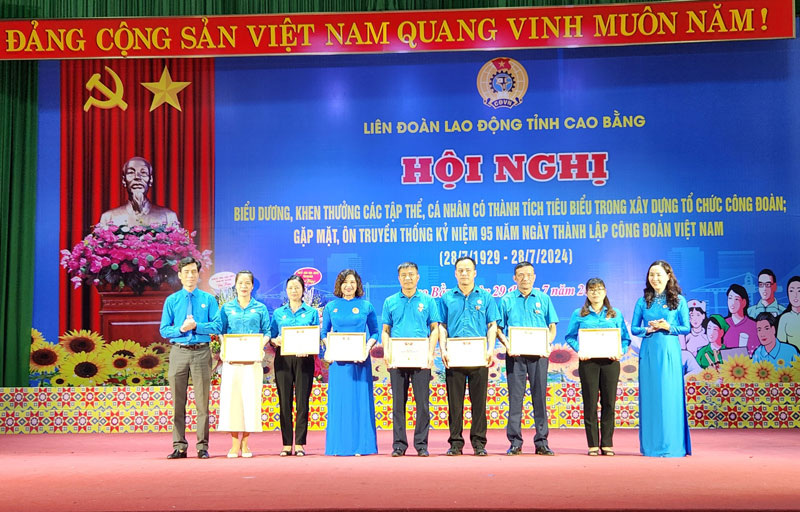 Representative of the Cao Bang Provincial Labor Federation presents the commemorative medal 'For the cause of building the labor organization' to outstanding individuals. Photo: Tan Van.