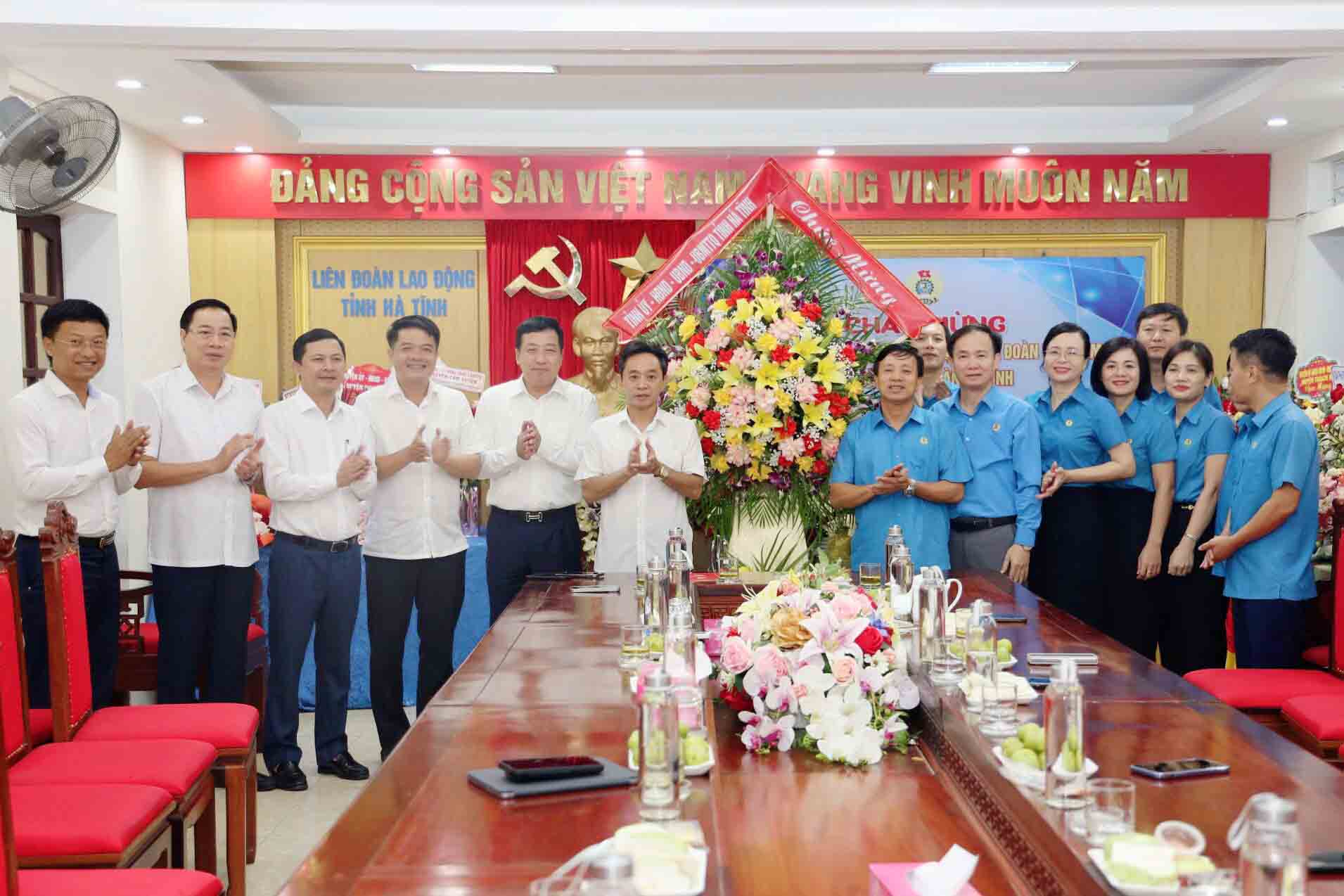 The delegation of Ha Tinh province presented flowers to congratulate the Confederation of Labor of Ha Tinh province on the 95th anniversary of the success of the Vietnam Trade Union. Photo: Mai Anh.