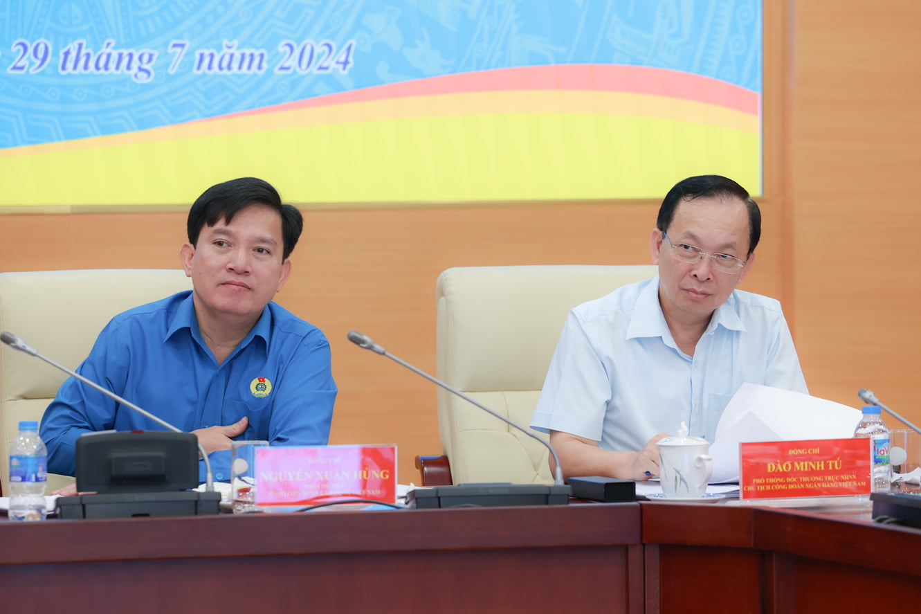 Mr. Dao Minh Tu (right) - Permanent Deputy Governor of the State Bank, Chairman of the Bank Trade Union of Vietnam at the workshop. Photo: Hai Nguyen