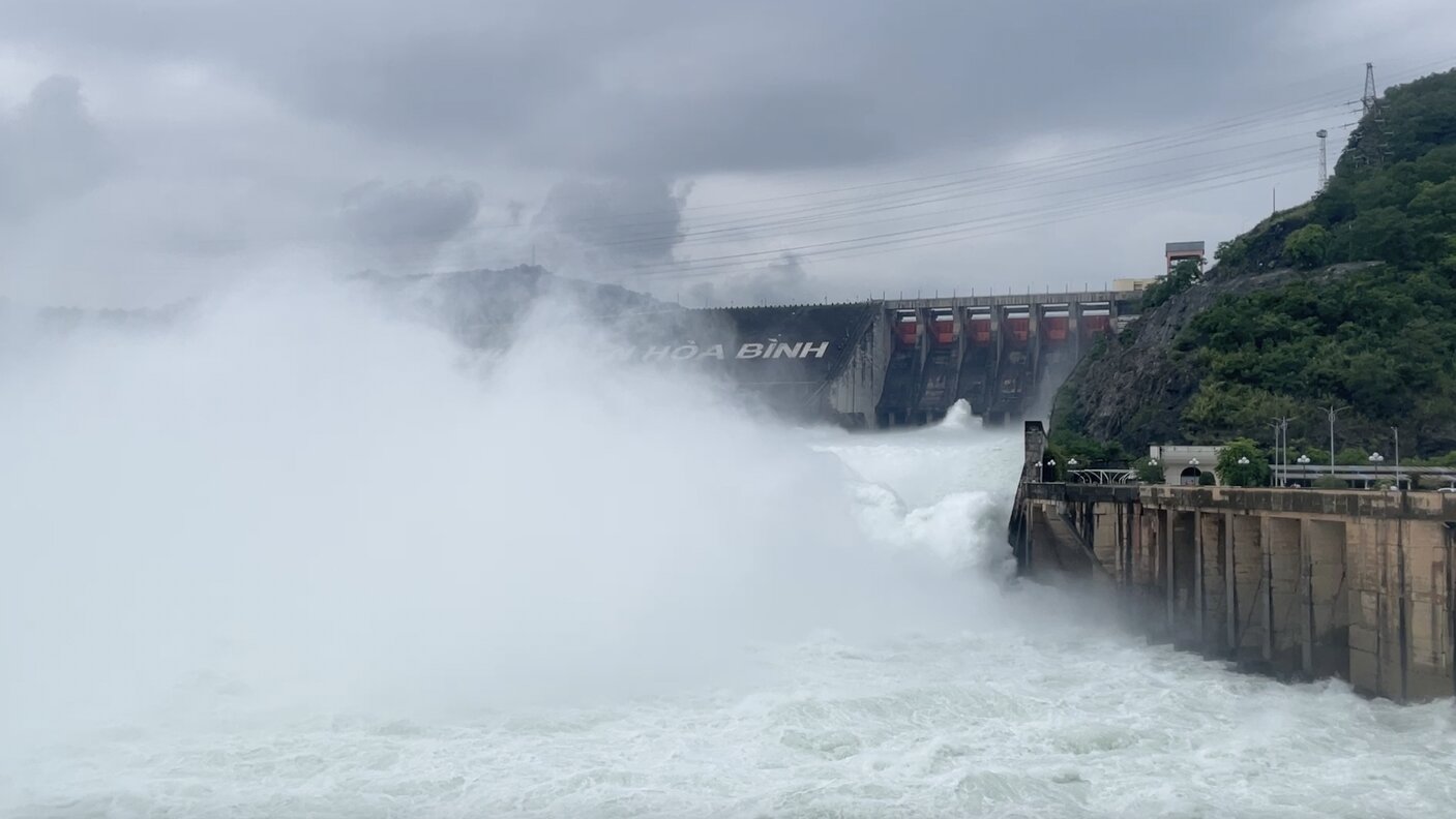 Bộ NNPTNT yêu cầu Thủy điện Hòa Bình và Sơn La đóng cửa xả lũ. Ảnh: Khánh Linh