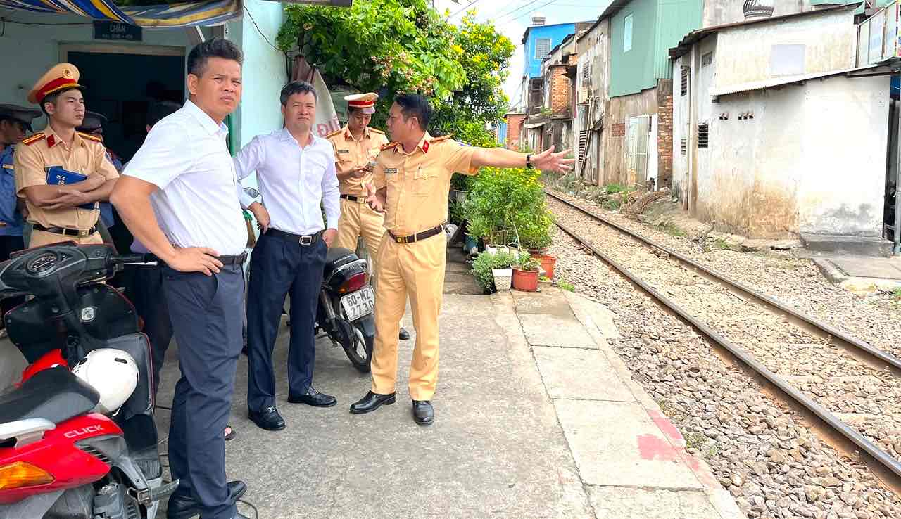 Authorities in Dong Nai province inspect the scene after the accident. Photo: HAC