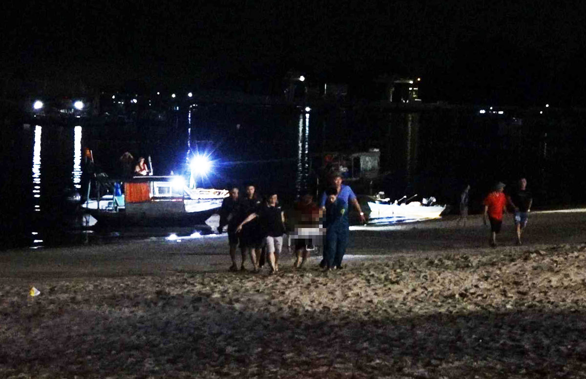 Lực lượng chức năng TP Cẩm Phả (Quảng Ninh) đưa thi thể đuối nước lên bờ. Ảnh: Cổng TTĐT Cẩm Phả