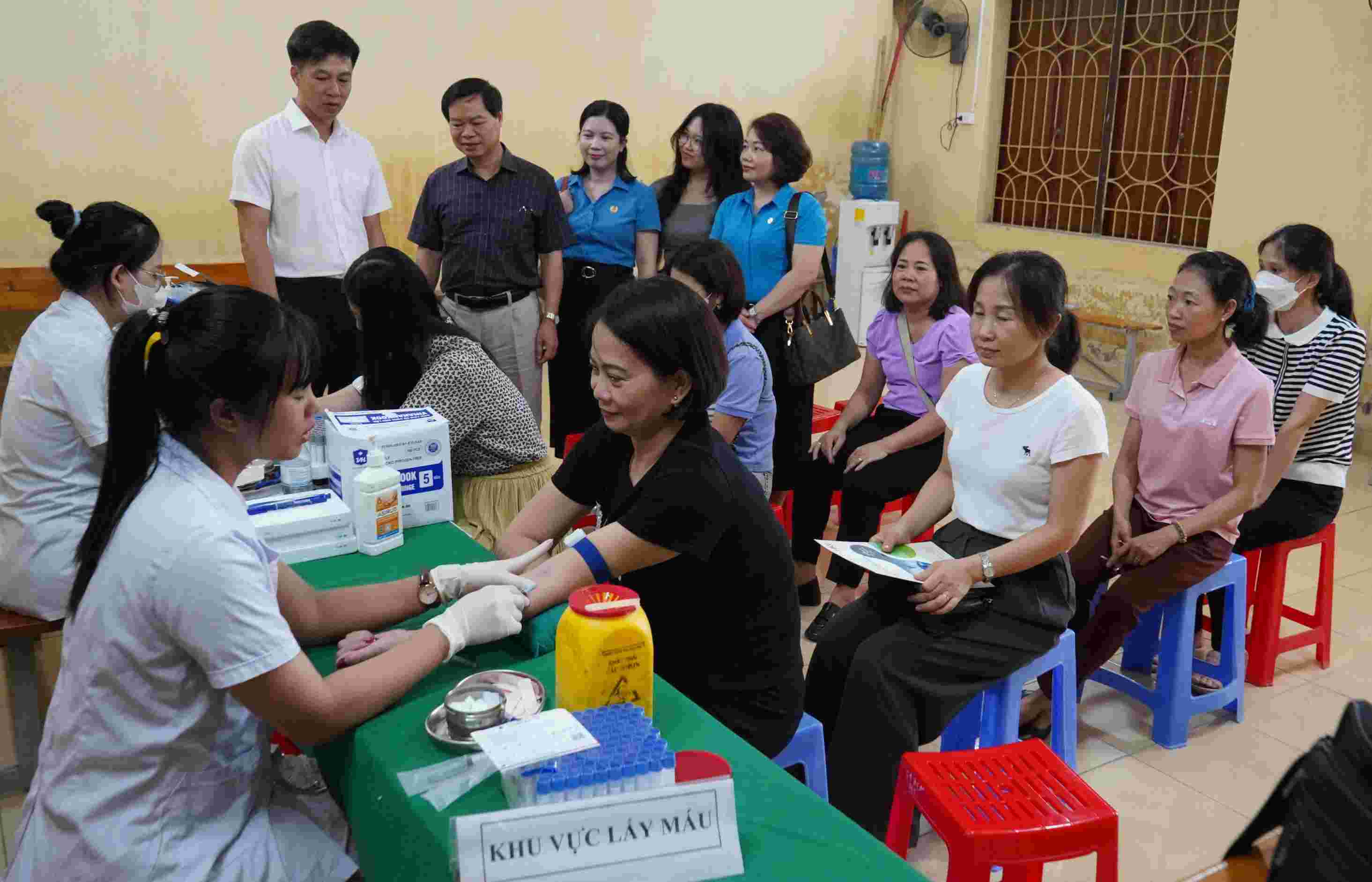 Cán bộ, đoàn viên Công đoàn ngành Giáo dục Hải Phòng được khám, tư vấn sức khỏe miễn phí. Ảnh: Mai Dung