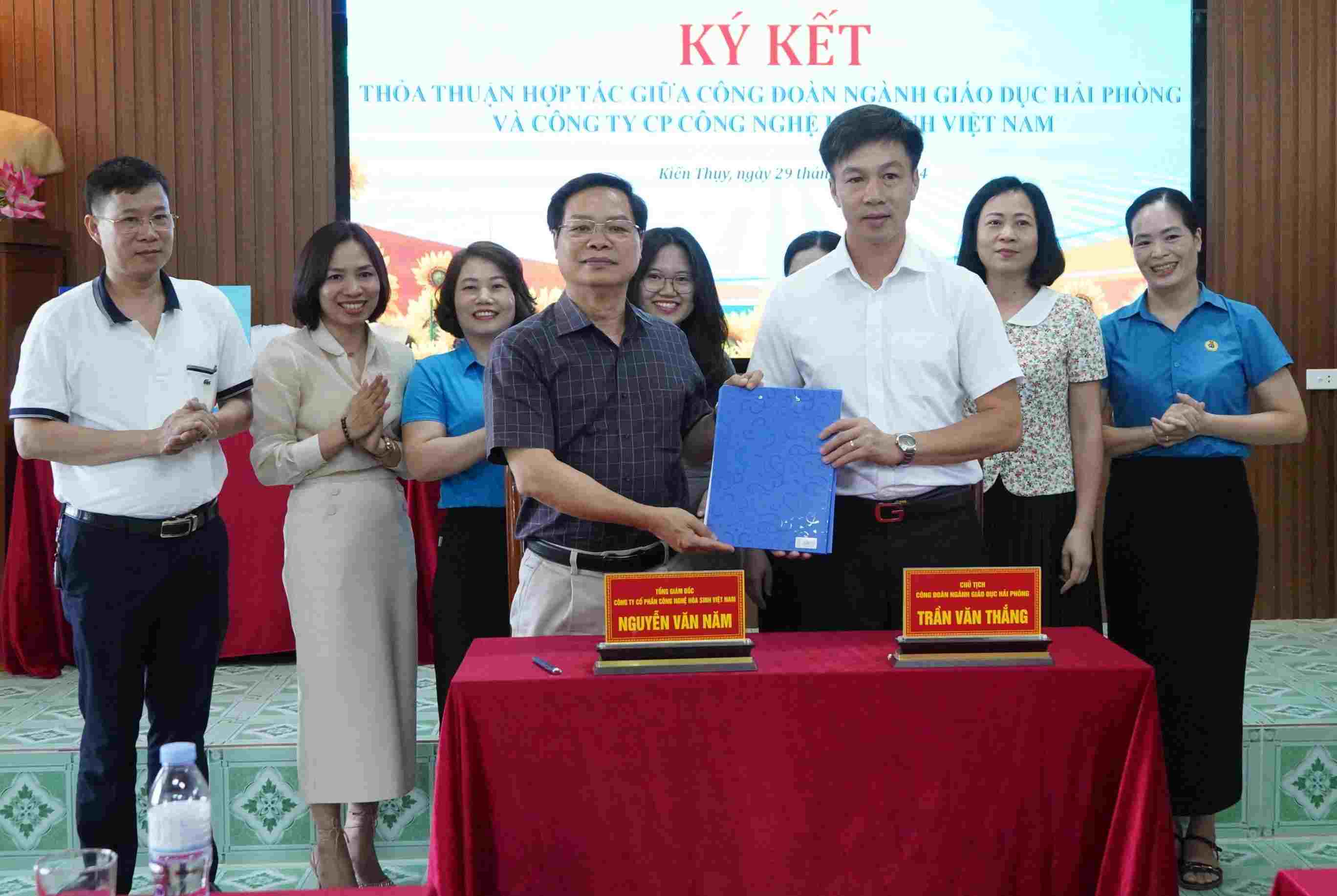 Hai Phong Education Union signed a cooperation agreement with Vietnam Biochemistry Technology Joint Stock Company. Photo: Mai Dung