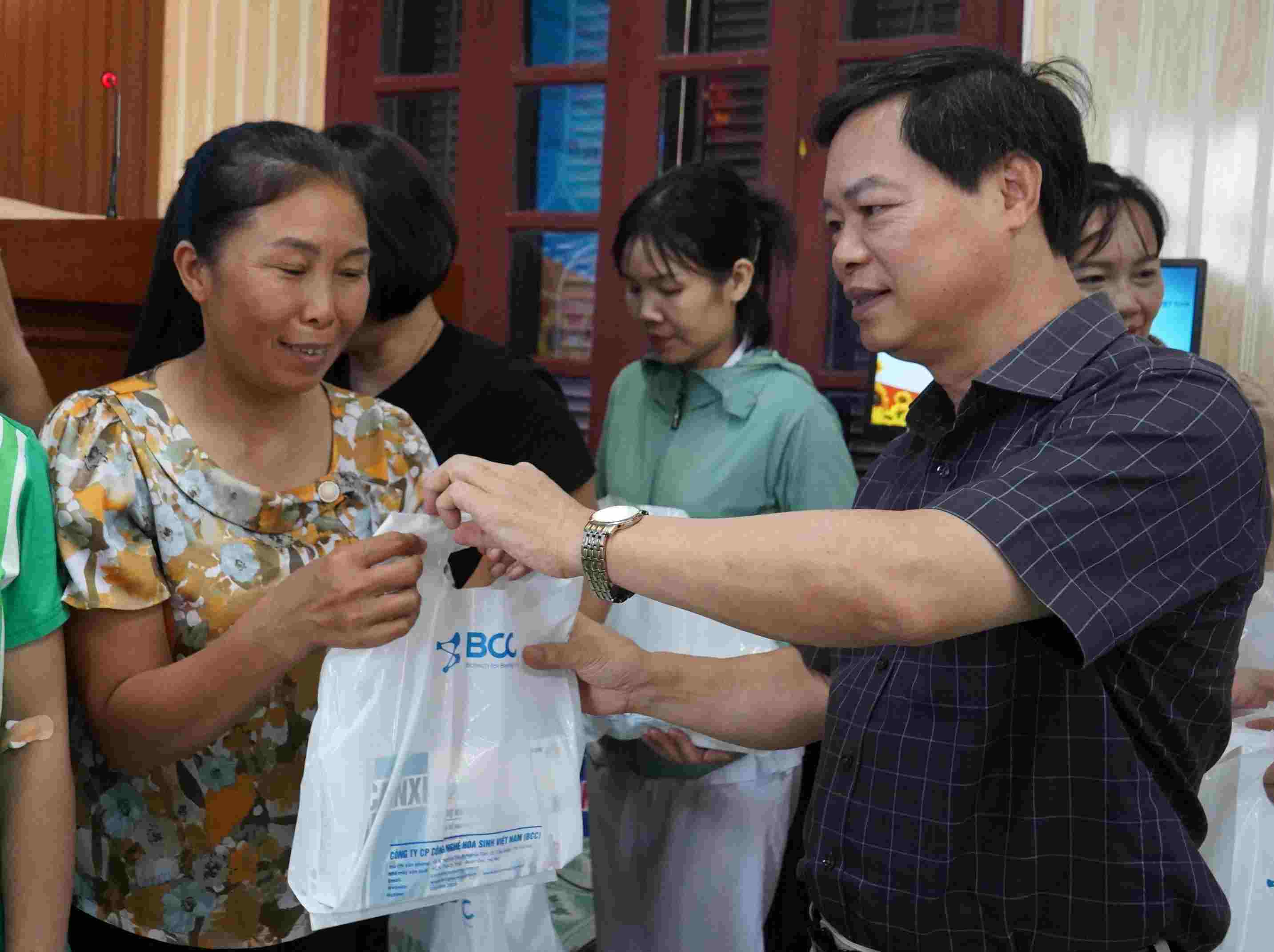 On this occasion, Hoa Sinh Technology Joint Stock Company donated 40 gifts to union members in difficult circumstances. Photo: Mai Dung