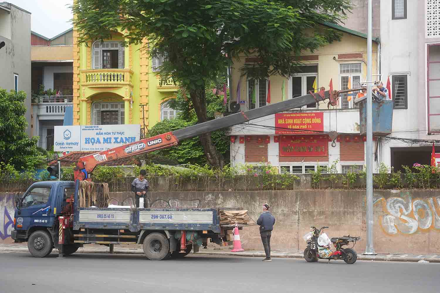 Hệ thống chiếu sáng trên tuyến đang được lắp đặt. Ảnh: Hữu Chánh