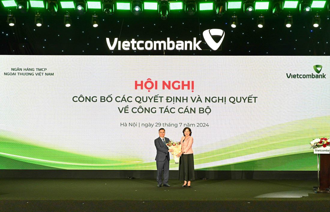 Ms. Nguyen Thi Hong - Member of the Central Committee of the Party, Governor of the State Bank of Vietnam (right) presents congratulatory flowers to Mr. Nguyen Thanh Tung, the new Chairman of the BOD of Vietcombank. Photo: Vietcombank.