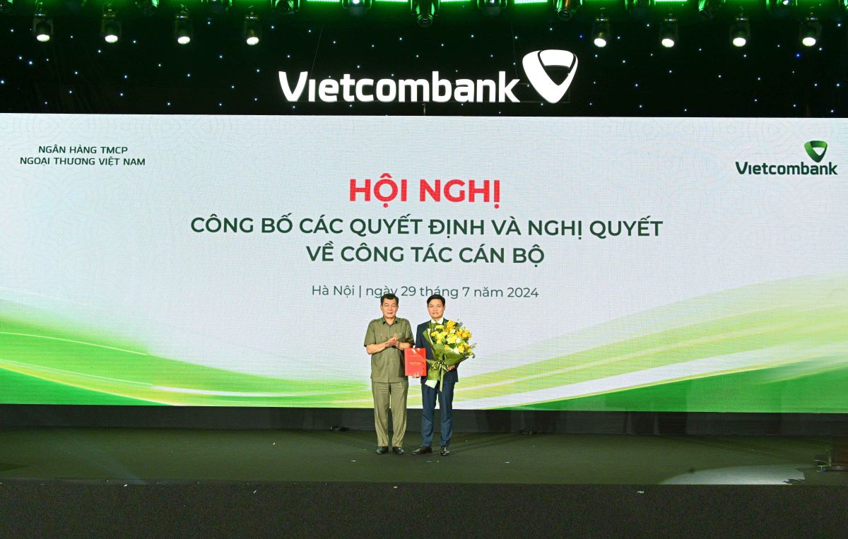 Mr. Nguyen Duc Phong - Permanent Deputy Secretary of the Party Committee of the DNTW (left) presents the Decision and congratulatory flowers to Mr. Nguyen Danh Phuong - the new Member of the Standing Committee of the Party Committee of Vietcombank. Photo: Vietcombank.