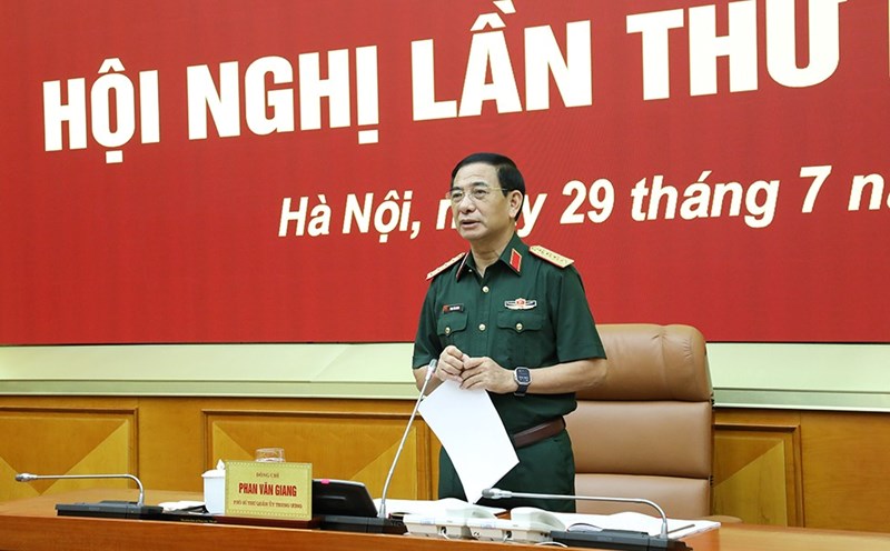 Đại tướng Phan Văn Giang nhấn mạnh, việc sửa đổi, bổ sung một số điều của Luật Sĩ quan phải bảo đảm giữ được chất lượng, vị thế, uy tín của đội ngũ sĩ quan QĐND Việt Nam. Ảnh: Nguyên Hải