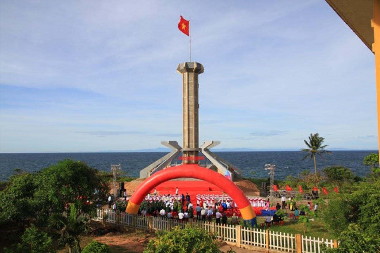 Huyện đảo Cồn Cỏ sẽ tổ chức lễ kỷ niệm 20 năm thành lập, nhưng sẽ không nhận hoa chúc mừng. Trong ảnh là cột cờ ở đảo Cồn Cỏ. Ảnh: Hưng Thơ.