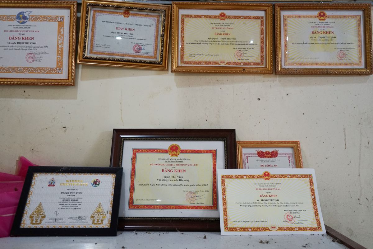 Many Certificates of Merit from female sniper Trinh Thu Vinh are solemnly hung at home.