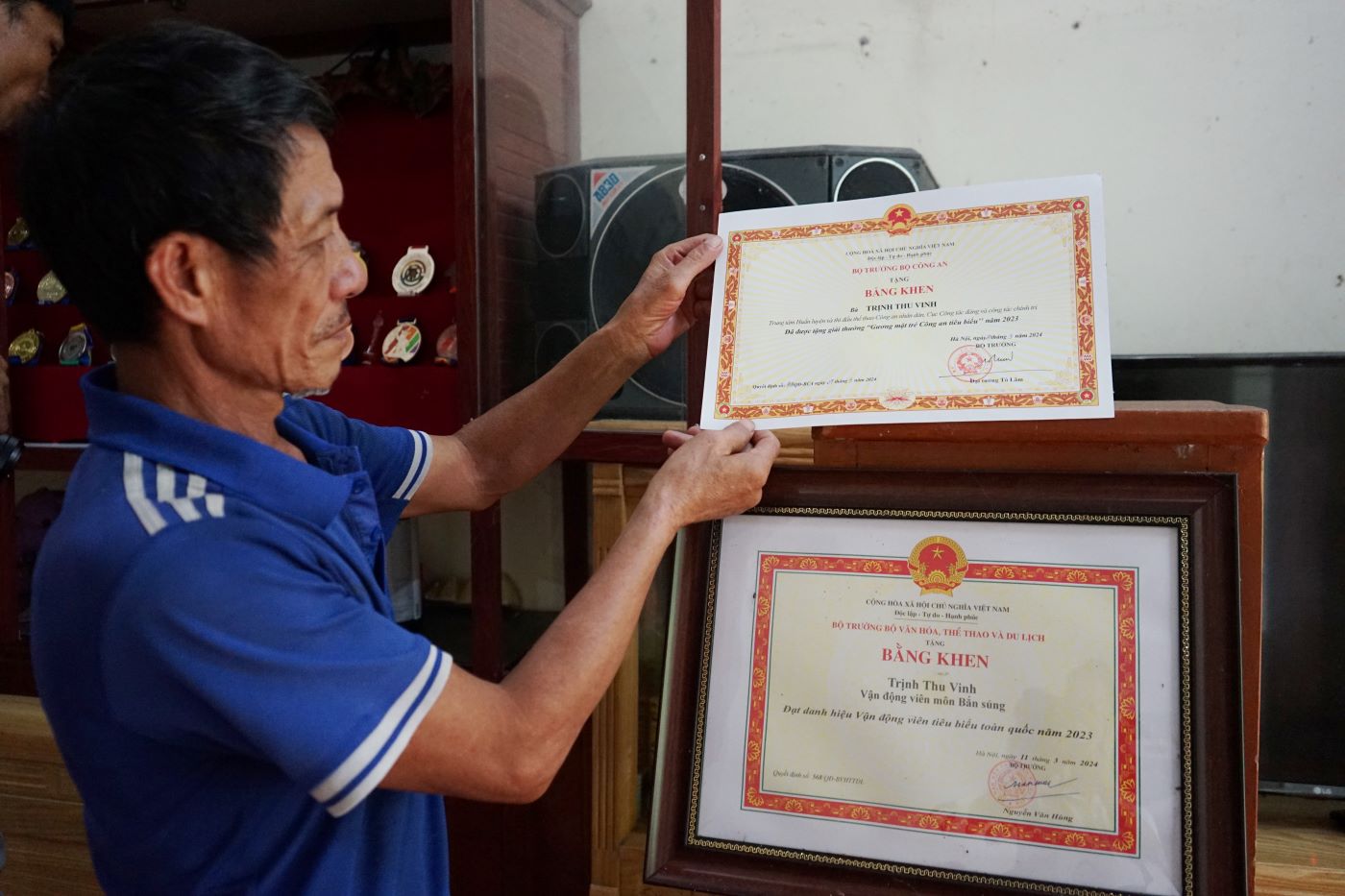 Mr. Trinh Van Ba ​​(father of gunner Trinh Thu Vinh) cherishes his daughter's newly awarded Certificate of Merit. Photo: Quach Du