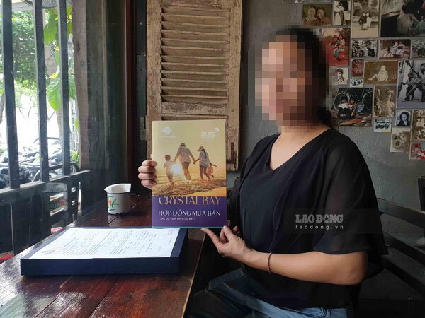 Bà V.A và hợp đồng mua thẻ du lịch công ty Crystal Bay. Ảnh: Trần Tuấn