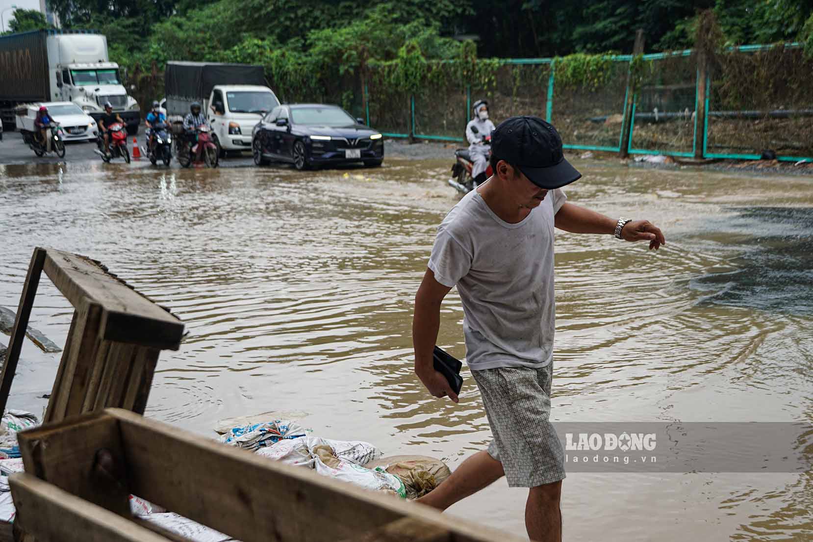 According to Anh Vu Anh Toan (residing in Hoai Duc, Hanoi), this flood has appeared for nearly a week but the water cannot recede. Every day, dozens of cars either stall or have to use specialized vehicles to get through the flooded section.