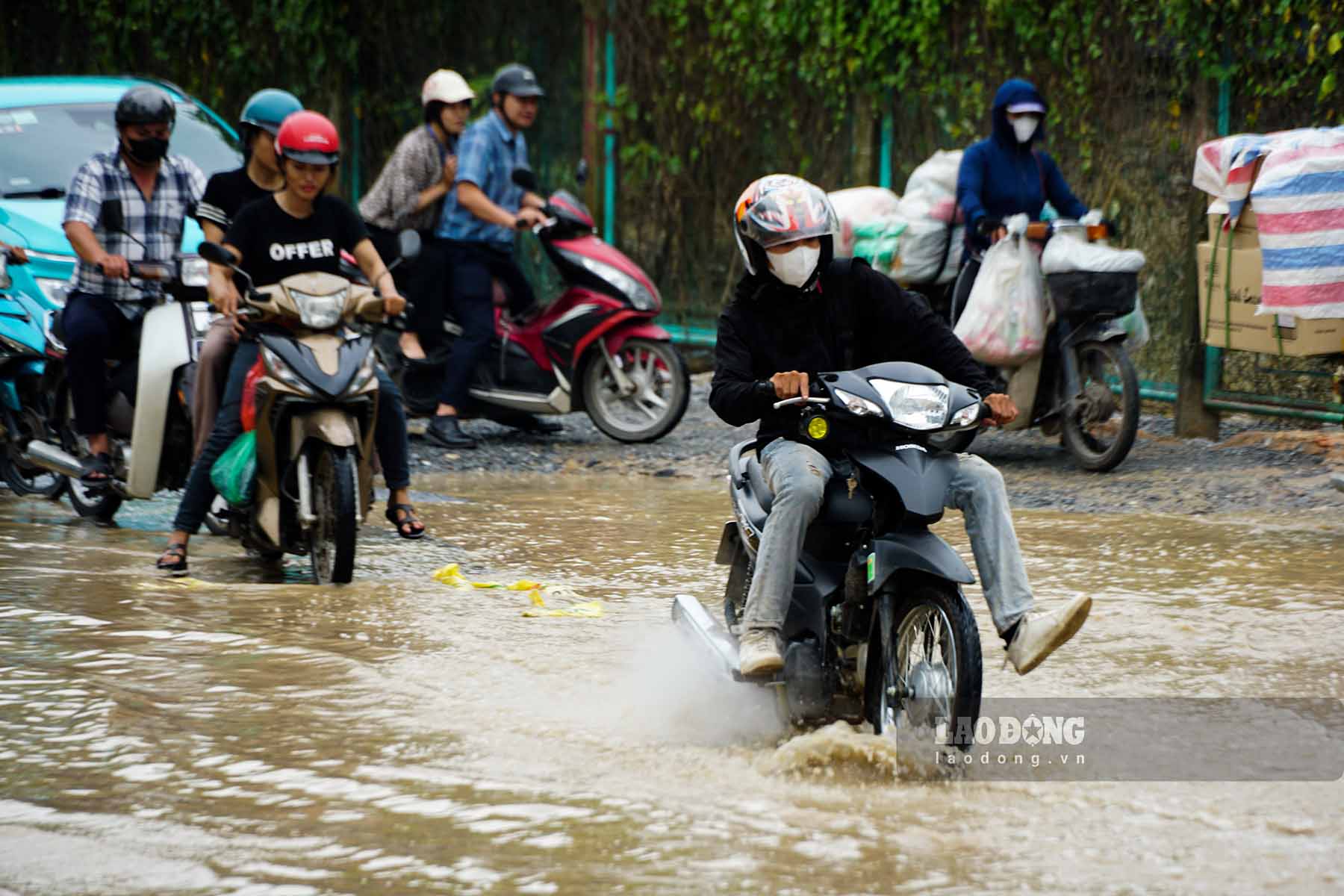 Các phương tiện lưu thông qua khu vực này gặp khó khăn.