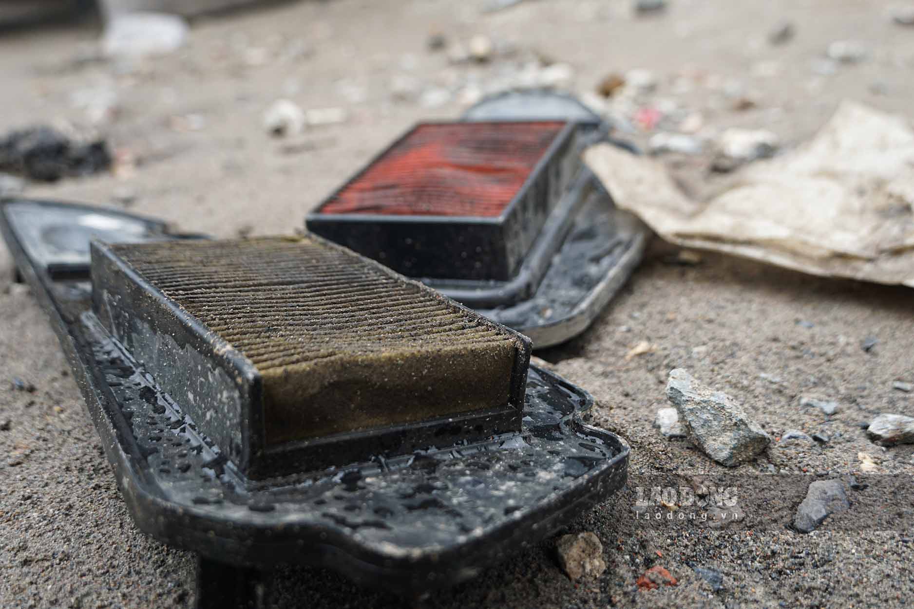 Some broken vehicle equipment was left by the vehicle owner on the side of Thang Long Avenue because the vehicle was flooded.